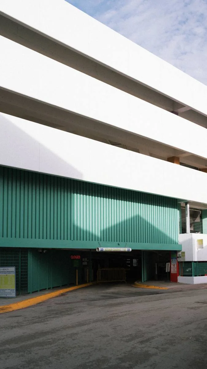 충전기 옆에 무엇을 더 세워야 할까 — 볼라드·스토퍼·캐노피·방범설비, 충전구역 부대시설 정리